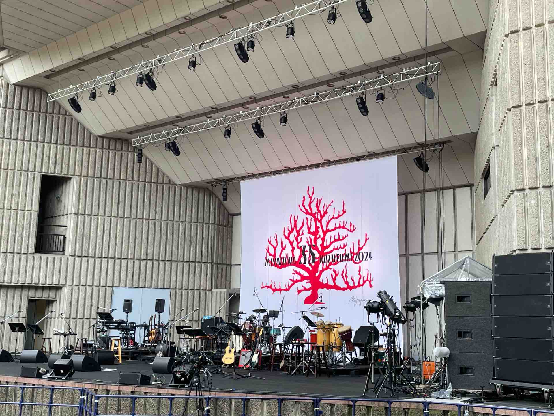 宮沢和史 音楽生活35周年 at 日比谷野外音楽堂 : マンドリン風来坊よねっち