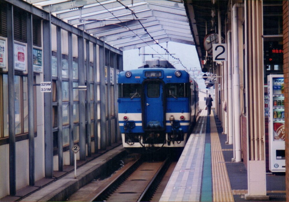 1系 特急 まいづる 号 と 東舞鶴駅の縦列停車 波浪規定の部屋 1系 特急 まいづる 号 と 東舞鶴駅の縦列停車 波浪規定の部屋