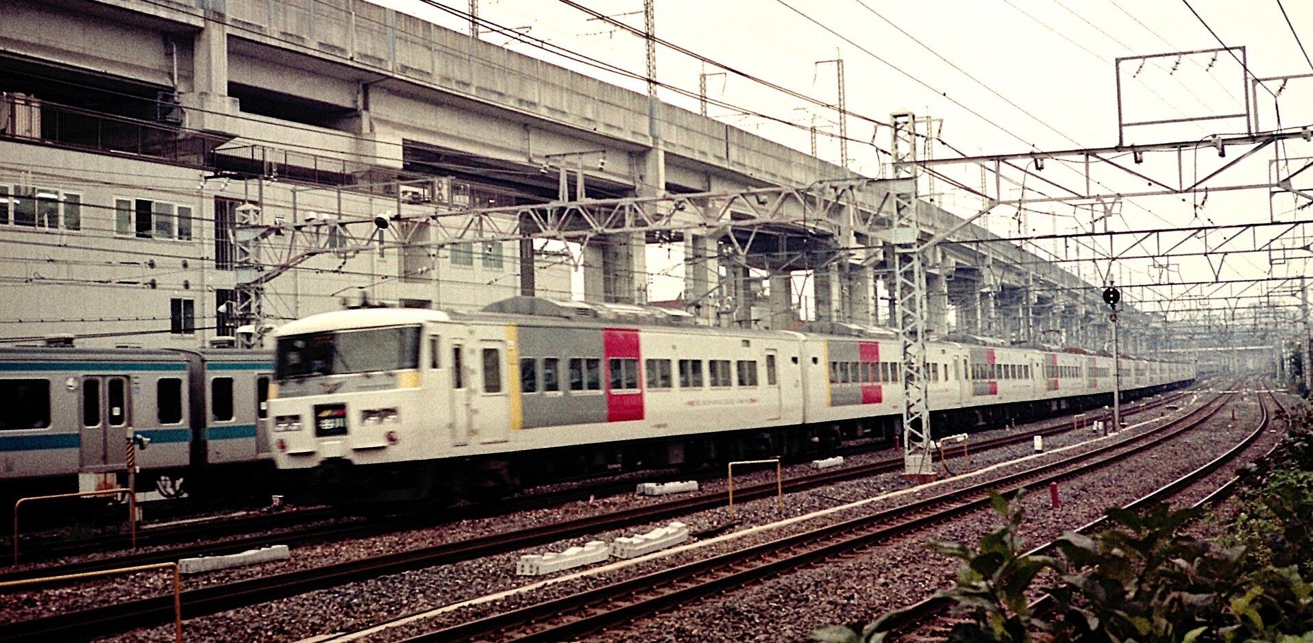 KATO 10-335 185系200番台新特急谷川、草津、なすの、あかぎ7両① Amazon | カトー(KATO) Nゲージ E257系5500番台「草津・四万/あかぎ」5