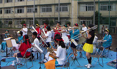 金管の高中音が起立しております