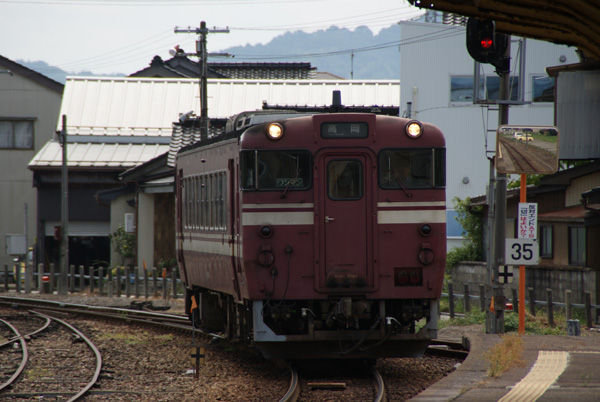 車窓からの景色が綺麗な氷見線も全線開通100周年 関西中心の鉄道写真 車窓からの景色が綺麗な氷見線も全線開通100周年 関西中心の鉄道写真