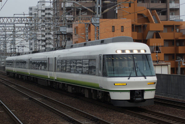 さくら色にリニューアルされた近鉄さくらライナー 関西中心の鉄道写真