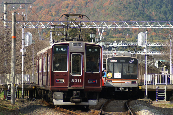 桜吹雪の舞う阪急嵐山線を走る8300系 : 関西中心の鉄道写真 桜吹雪の舞う阪急嵐山線を走る8300系 : 関西中心の鉄道写真