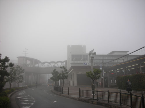 濃霧で大幅に乱れるダイヤ ｊｒ京都線 関西中心の鉄道写真