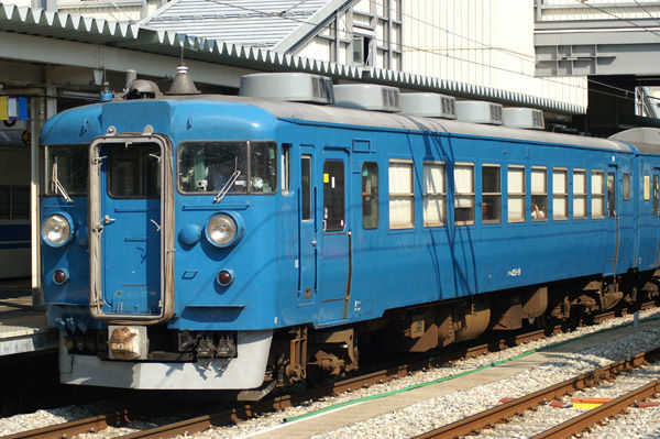 北陸の普通電車は真青と真赤に 関西中心の鉄道写真 北陸の普通電車は真青と真赤に 関西中心の鉄道写真