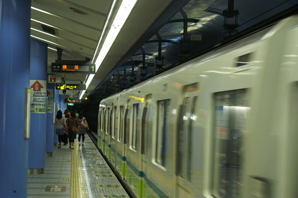 地下鉄長堀鶴見緑地線にも駅にホームドア : 関西中心の鉄道写真