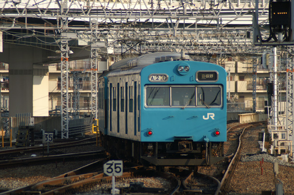 単色の似合う電車103系が集う天王寺駅 関西中心の鉄道写真
