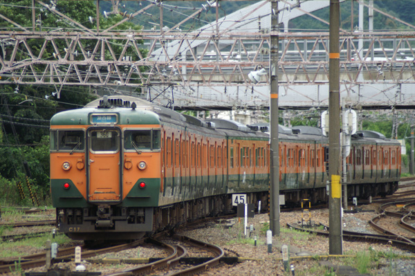 京都駅を走る113系の塗装が 関西中心の鉄道写真