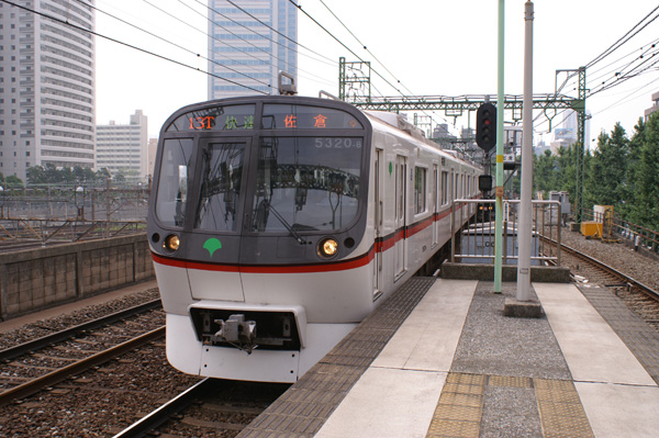 斬新なデザインの都営地下鉄 関西中心の鉄道写真
