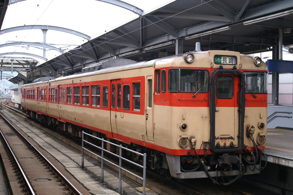 九州はローカル線ディーゼルカーもカラフル : 関西中心の鉄道写真