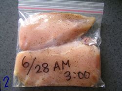 鶏胸肉をジップロックに入れて冷蔵庫へ