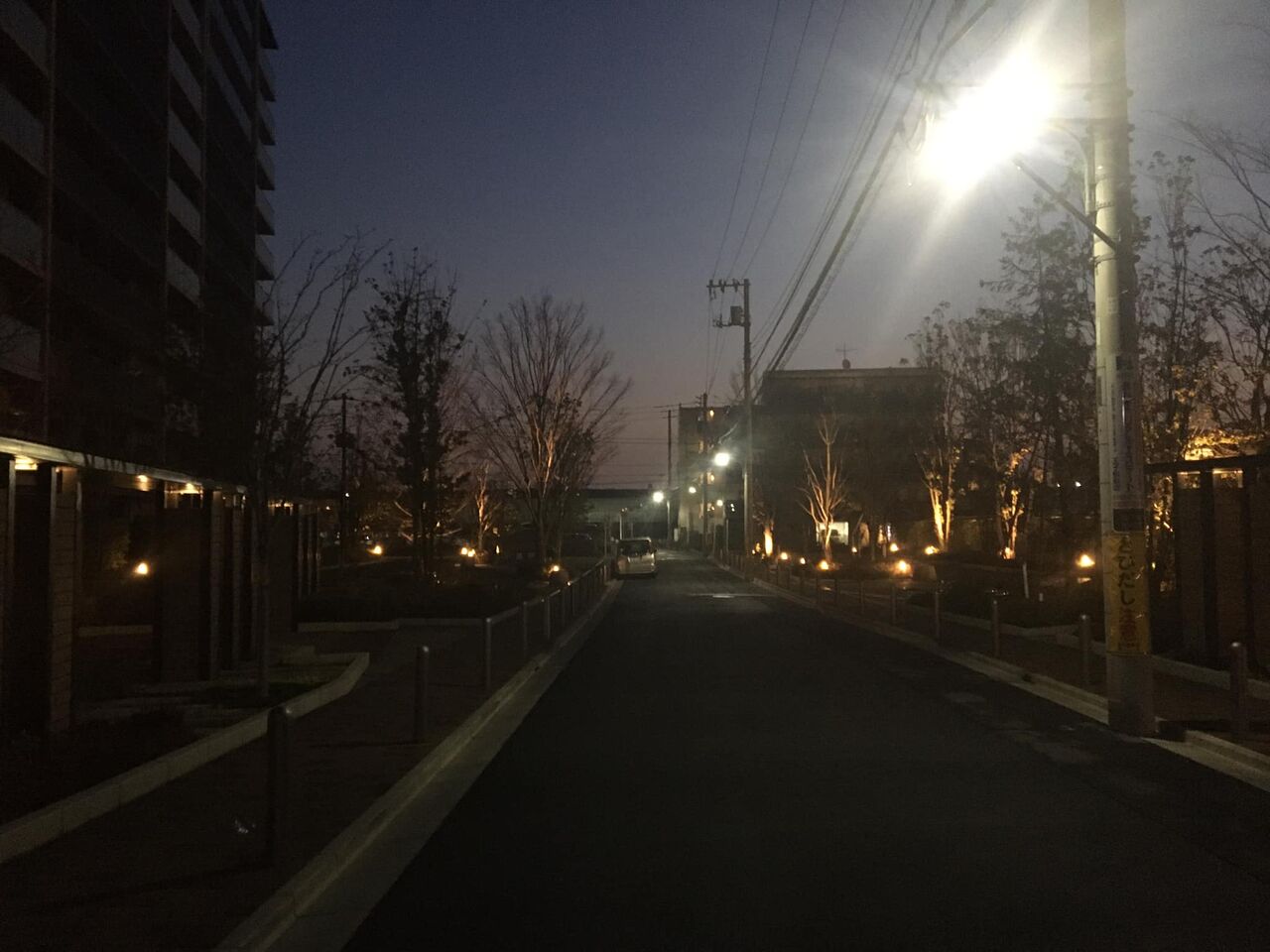 暗い朝の通勤風景