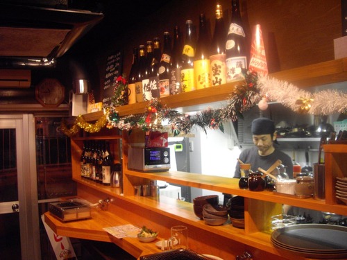 『かわち乃酒場』(新橋)店内と店主