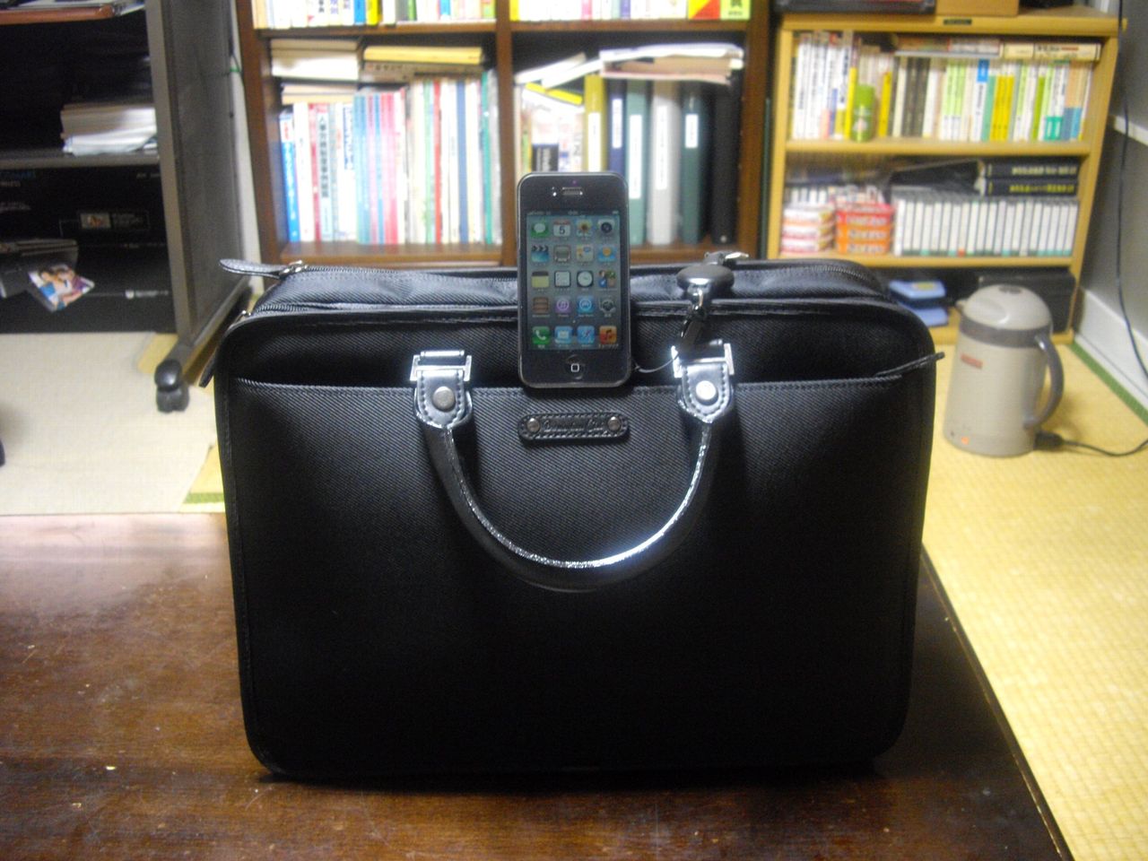 iphoneとビジネスバッグ
