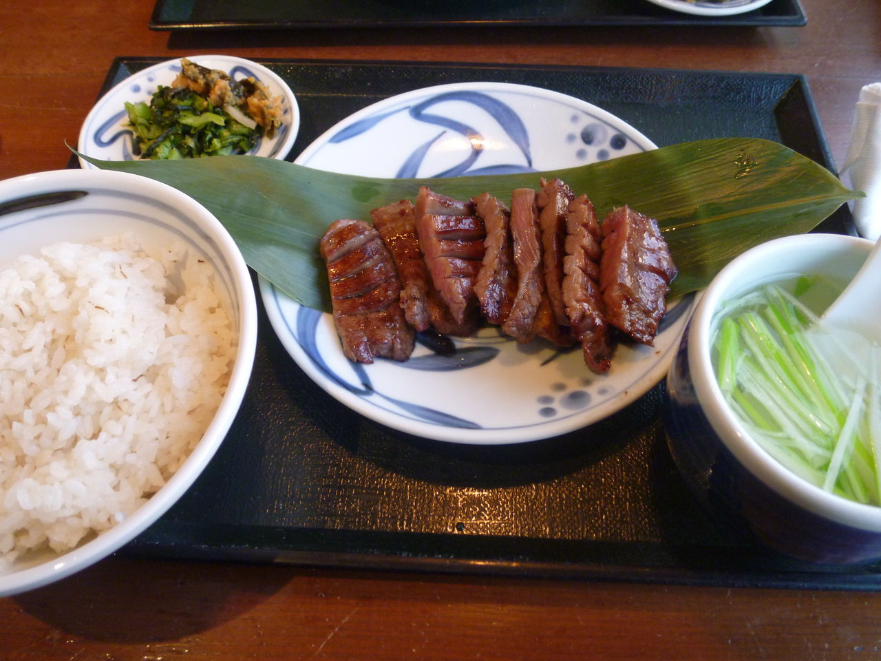 東京都千代田区 牛タン麦とろねぎしに行きました 孤独のグルメっ娘