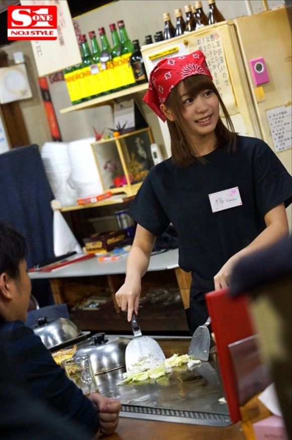 可愛すぎるお好み焼き屋店員が店の中でAVデビュー