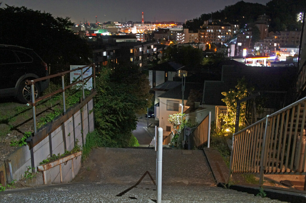 夜散歩のススメ3284 緑斜面にマンションと住宅の谷間風景 夜散歩のススメ 夜散歩のススメ3284 緑斜面にマンションと住宅の谷間風景 夜散歩のススメ