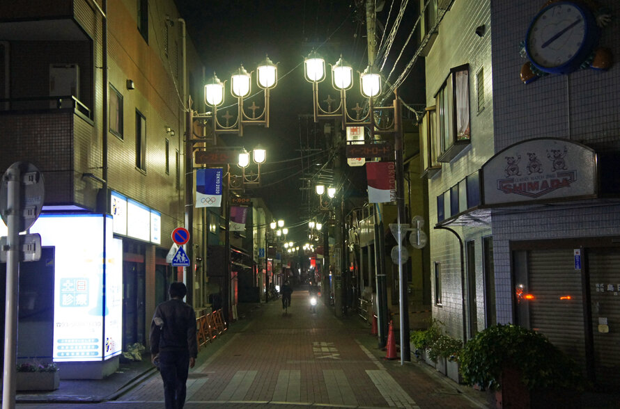 夜散歩のススメ3229 3つの商店街通り 交差点の壁時計 夜散歩のススメ 夜散歩のススメ3229 3つの商店街通り 交差点の壁時計 夜散歩のススメ