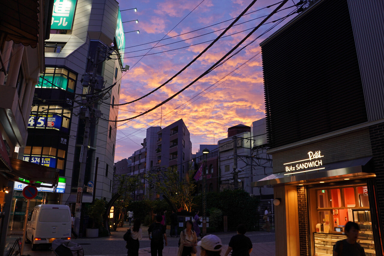 夜散歩のススメ4077「夕焼け空と華やかな商店街、ビル並み」 : 夜散歩 