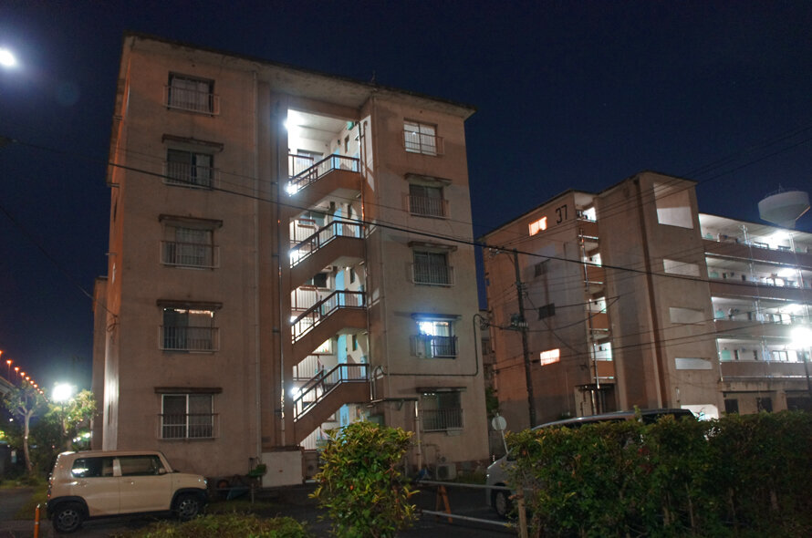 夜散歩のススメ2738 都営団地 階段室タイプの灯り 夜散歩のススメ 夜散歩のススメ2738 都営団地 階段室タイプの灯り 夜散歩のススメ