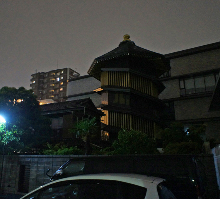 夜散歩のススメ0375 巣鴨にある さざえ堂 夜散歩のススメ