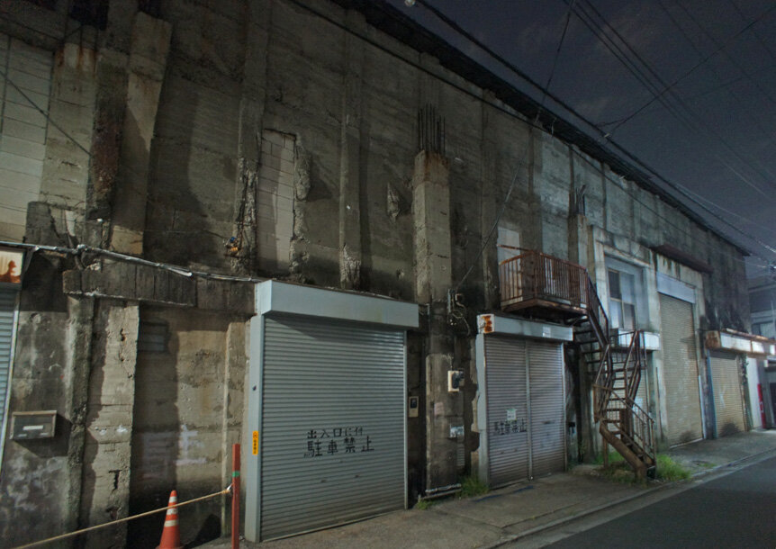 夜散歩のススメ2772 廃墟のようなツギハギ工場 夜散歩のススメ
