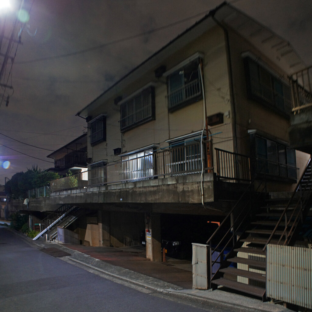 夜散歩のススメ32 新幹線脇の人工地盤上のアパート群 夜散歩のススメ