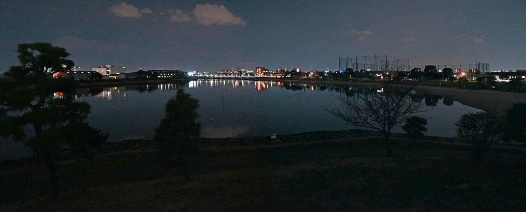 夜散歩のススメ4296「対岸にビル群の不思議な砂浜風景」 : 夜散歩のススメ