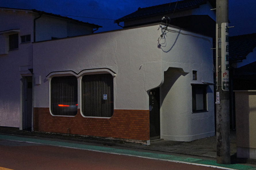 夜散歩のススメ1367 アールデザイン下がり壁の美容室 夜散歩のススメ 夜散歩のススメ1367 アールデザイン下がり壁の美容室 夜散歩のススメ