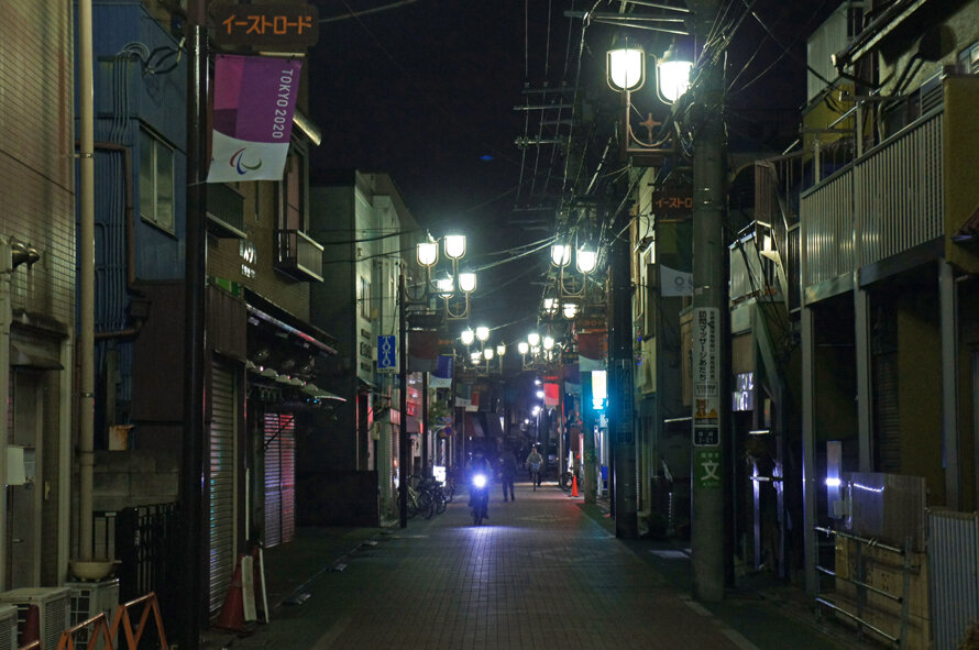 夜散歩のススメ3229 3つの商店街通り 交差点の壁時計 夜散歩のススメ 夜散歩のススメ3229 3つの商店街通り 交差点の壁時計 夜散歩のススメ