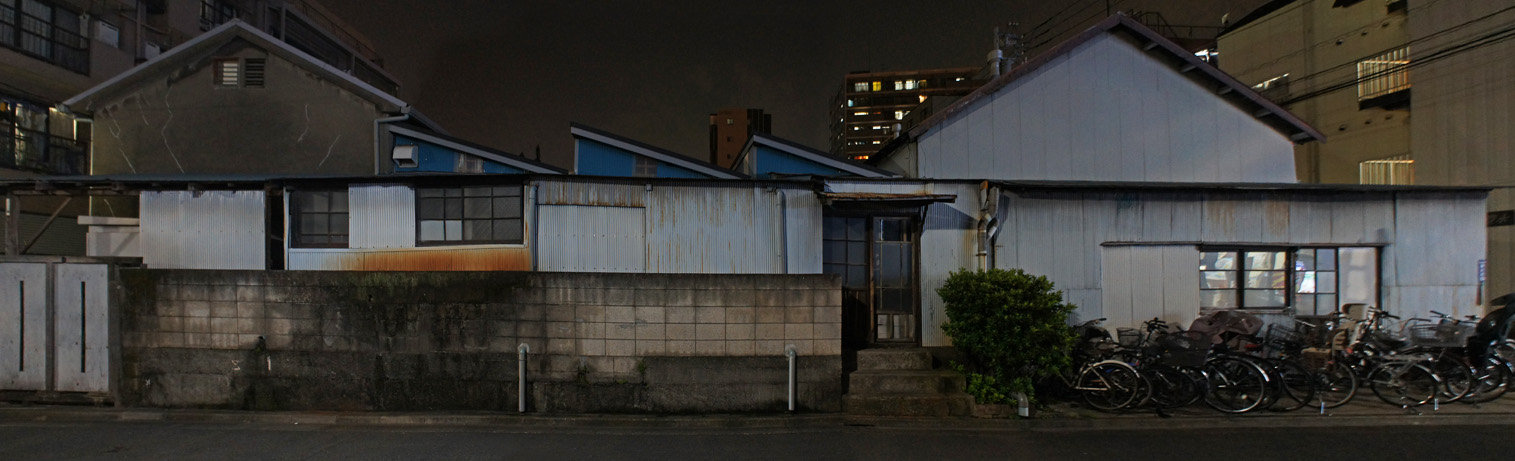 夜散歩のススメ2274 切妻にギザギザ屋根 イエスランプのウラガオ 夜散歩のススメ 夜散歩のススメ2274 切妻にギザギザ屋根 イエスランプのウラガオ 夜散歩のススメ