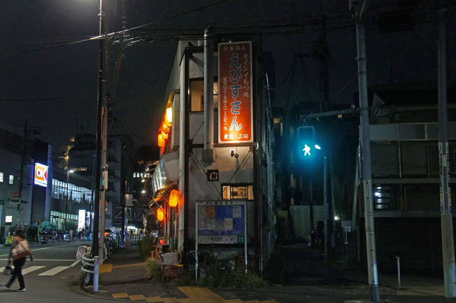 夜散歩のススメ2804 看板と煙突が並ぶ y字路建物 夜散歩のススメ 夜散歩のススメ2804 看板と煙突が並ぶ y字路建物 夜散歩のススメ