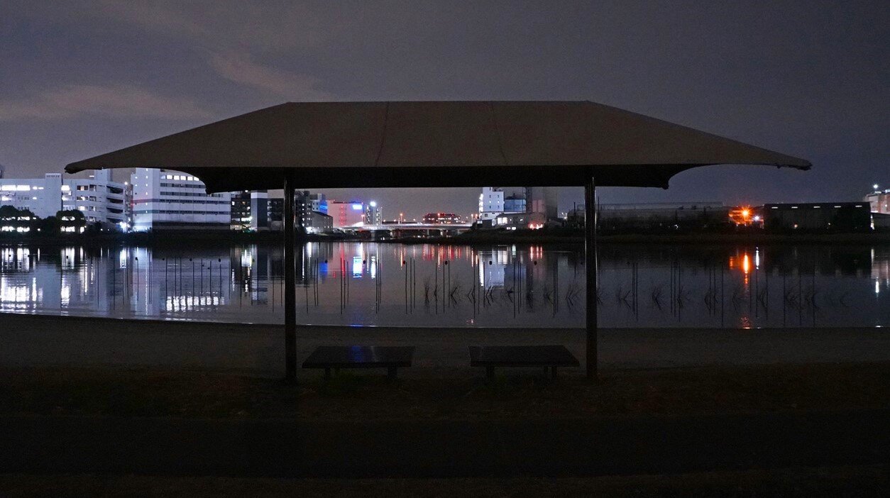 夜散歩のススメ4296「対岸にビル群の不思議な砂浜風景」 : 夜散歩のススメ