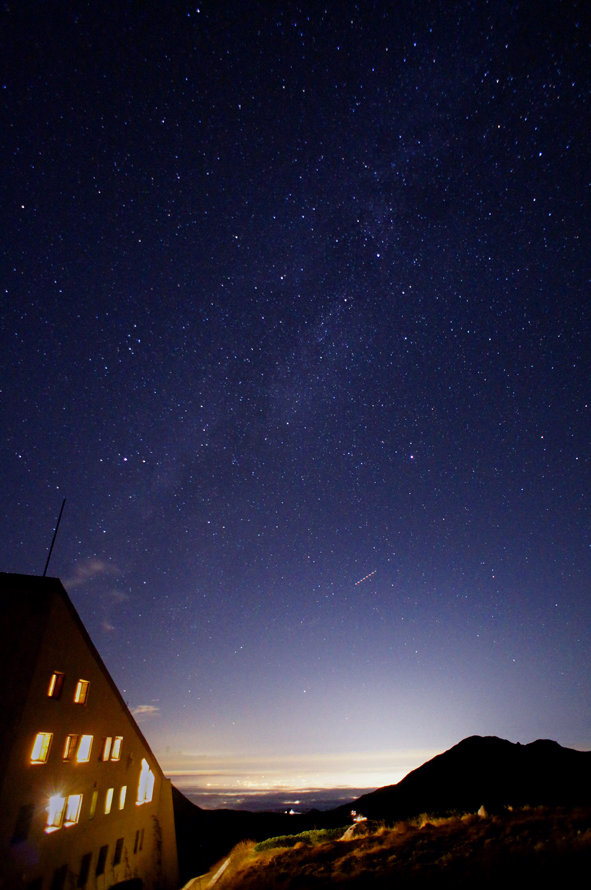 夜散歩のススメ0937 室堂 立山ホテルと星空 夜散歩のススメ