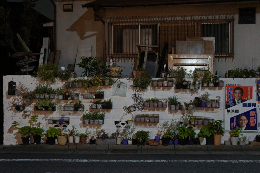 夜散歩のススメ30 狭いスペース展示 街角お花屋さん 夜散歩のススメ 夜散歩のススメ30 狭いスペース展示 街角お花屋さん 夜散歩のススメ