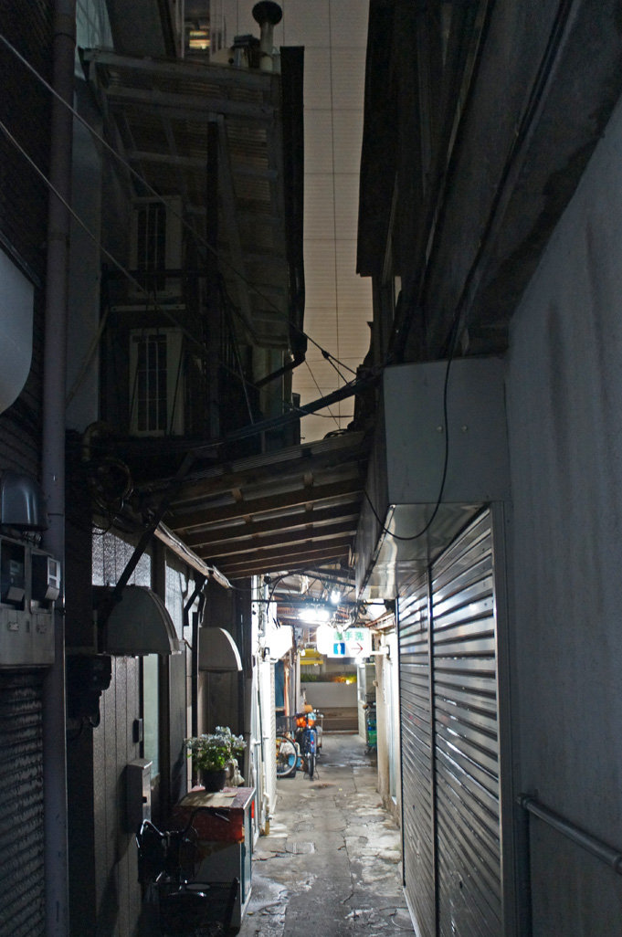 夜散歩のススメ2216 キムチ横丁の真ん中路地 夜散歩のススメ