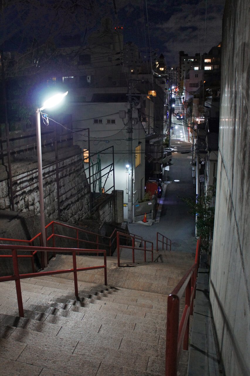 夜散歩のススメ3440 須賀神社男坂の階段から見る谷間 夜散歩のススメ