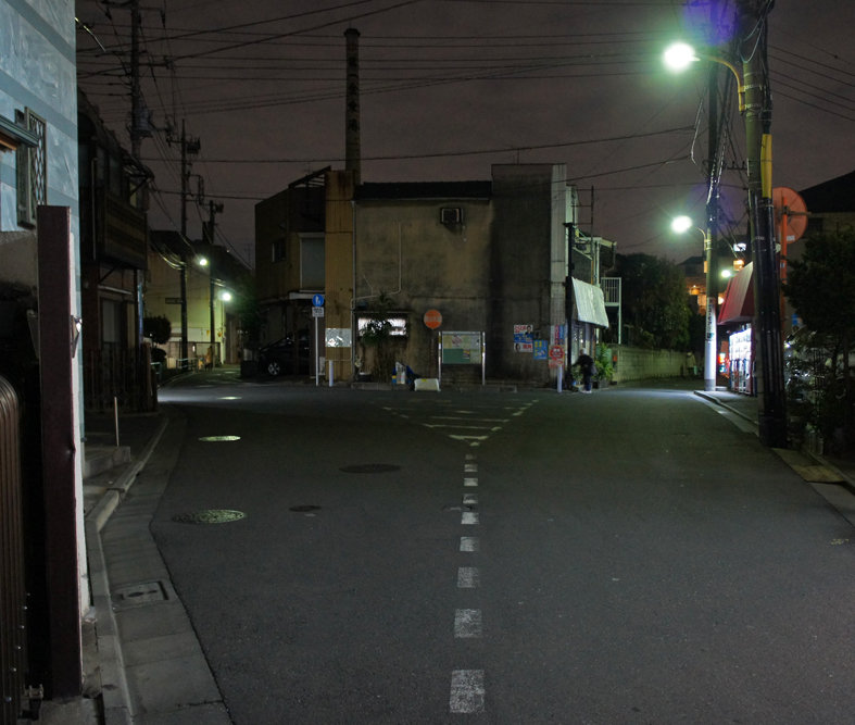 夜散歩のススメ1044 角無し道路点線のy字路 夜散歩のススメ 夜散歩のススメ1044 角無し道路点線のy字路 夜散歩のススメ