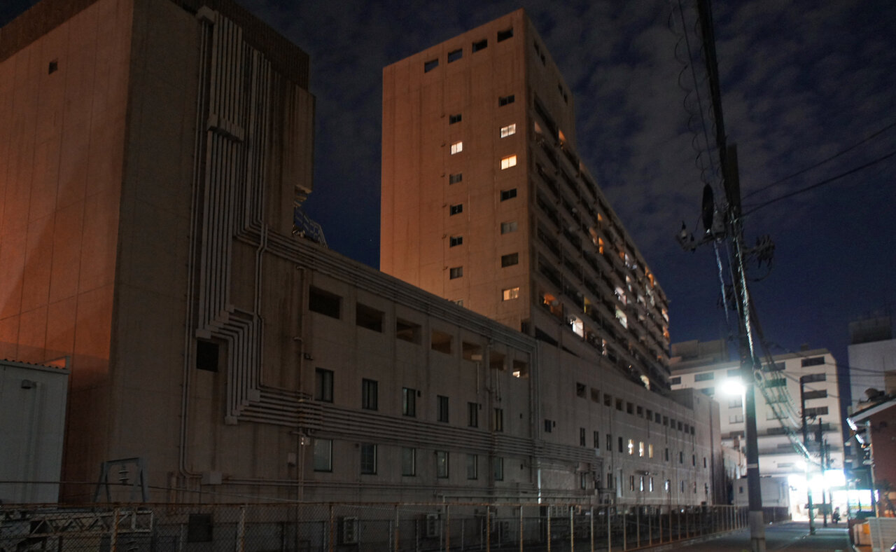 夜散歩のススメ3438 長い配管が重なるビル裏 夜散歩のススメ