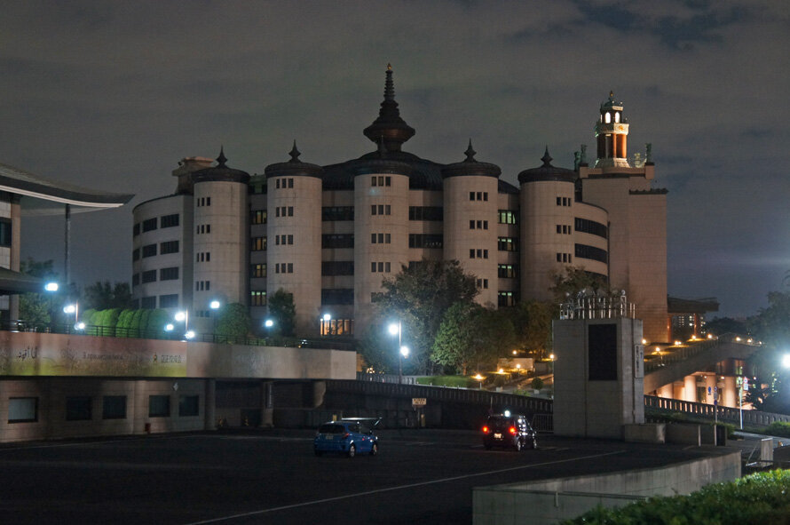 夜散歩のススメ25 斜面地の大聖堂 5つの小尖塔 夜散歩のススメ 夜散歩のススメ25 斜面地の大聖堂 5つの小尖塔 夜散歩のススメ
