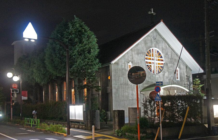 夜散歩のススメ2686 成城通りに面するカトリック成城教会 夜散歩のススメ
