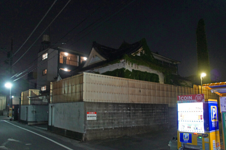 夜散歩のススメ3118 緑に侵食される元銭湯 夜散歩のススメ