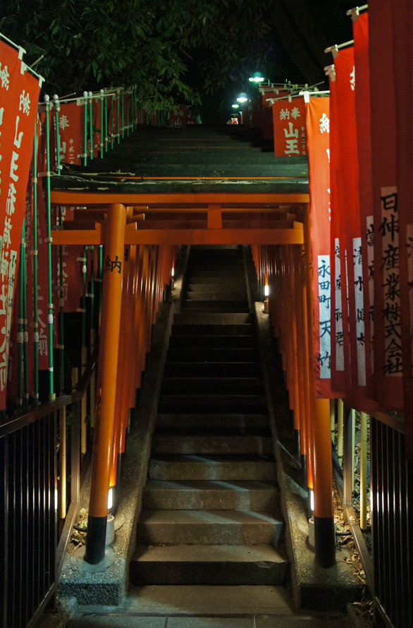 夜散歩のススメ1322 階段踊り場の不均質な千本鳥居 夜散歩のススメ 夜散歩のススメ1322 階段踊り場の不均質な千本鳥居 夜散歩のススメ
