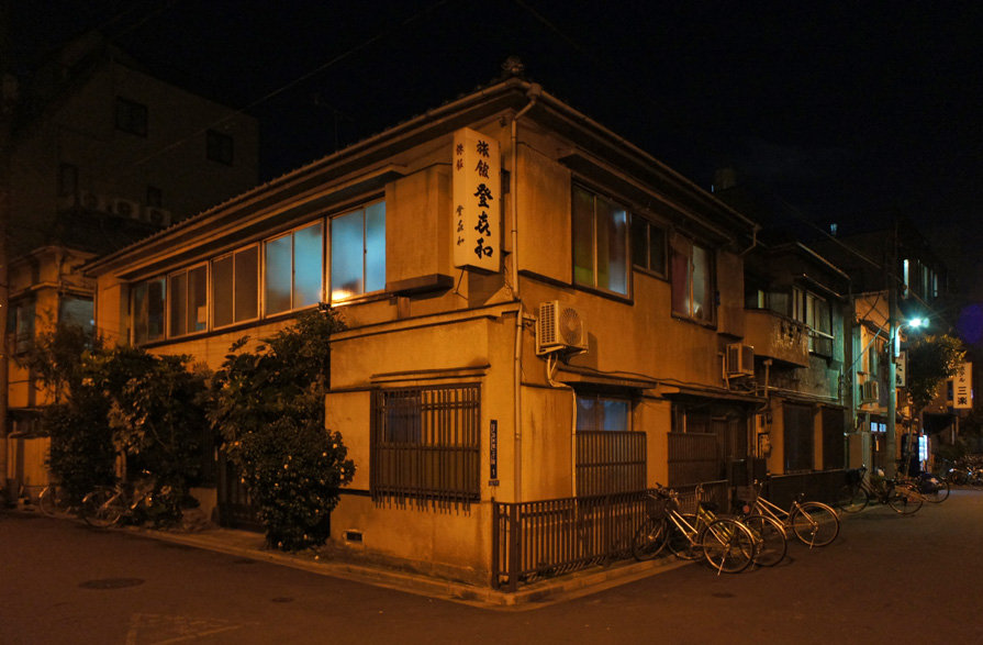 夜散歩のススメ1251 トキワ穴のバルコニー腰壁と 夜散歩のススメ