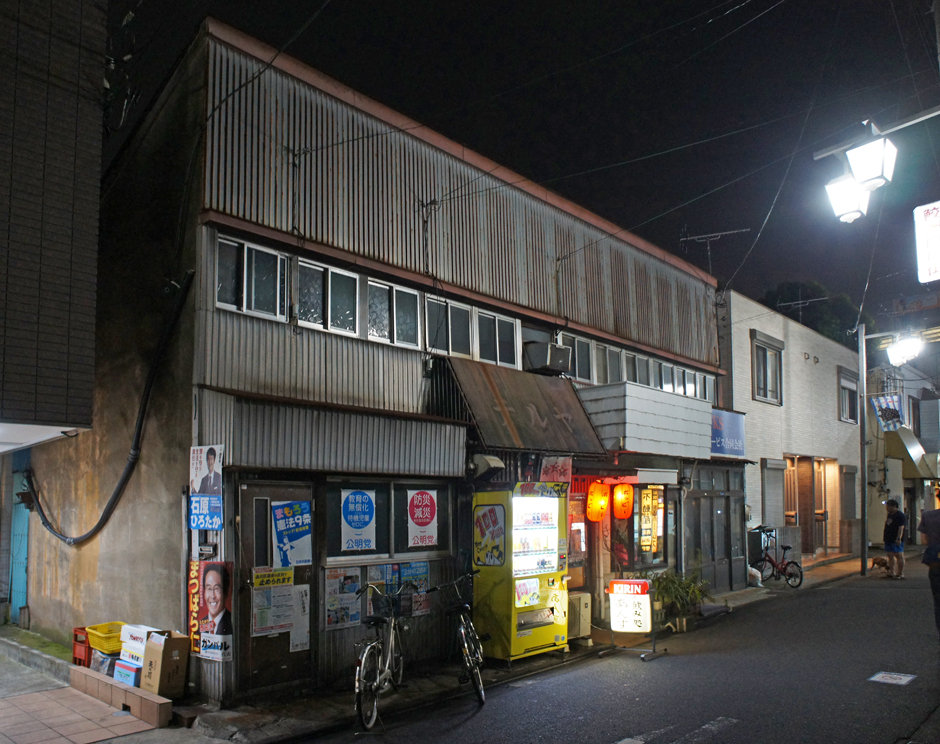 夜散歩のススメ2333 水平連続窓が美しい トタン看板建築 夜散歩のススメ 夜散歩のススメ2333 水平連続窓が美しい トタン看板建築 夜散歩のススメ