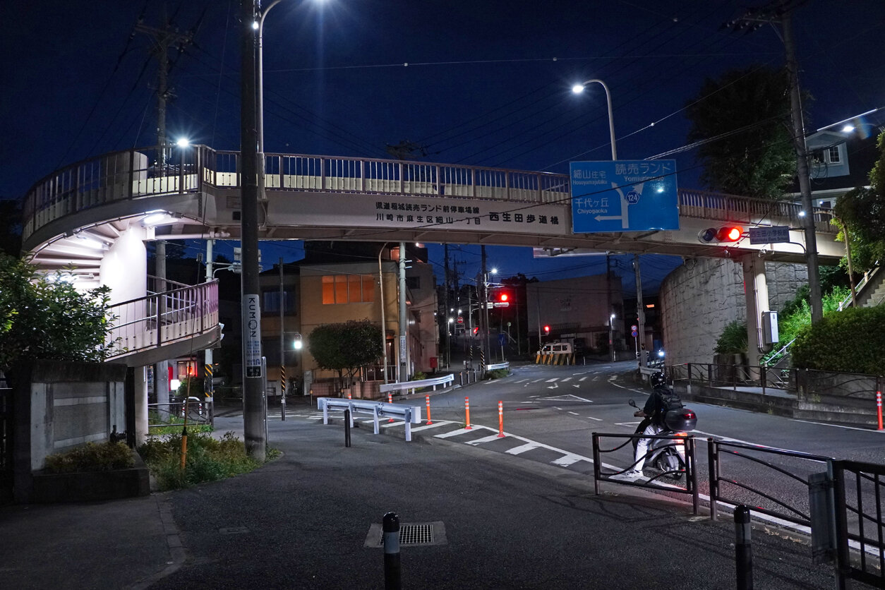 夜散歩のススメ4560「横断歩道橋と斜面階段の融合」 : 夜散歩の 夜散歩のススメ4560「横断歩道橋と斜面階段の融合」 : 夜散歩の