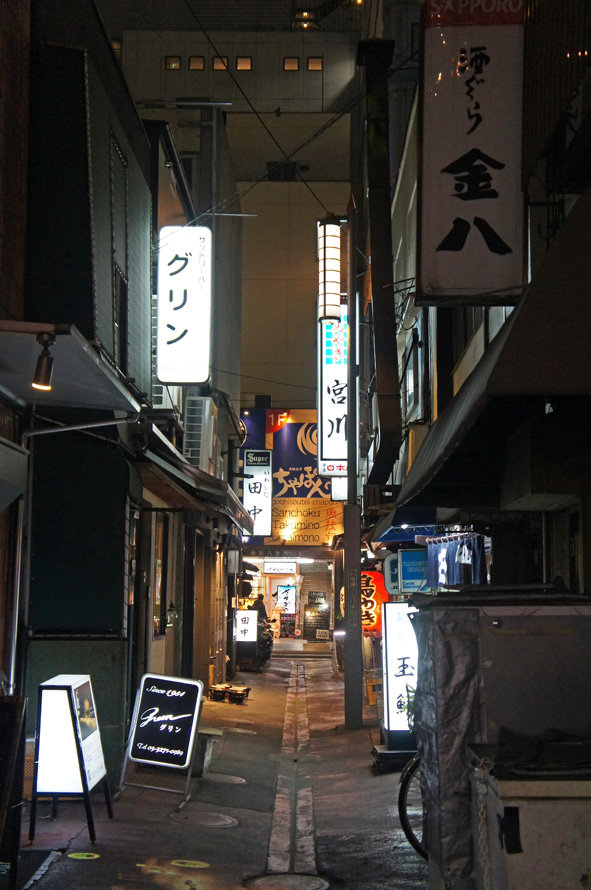 夜散歩のススメ04 八重洲ビル街にある路地たち 夜散歩のススメ