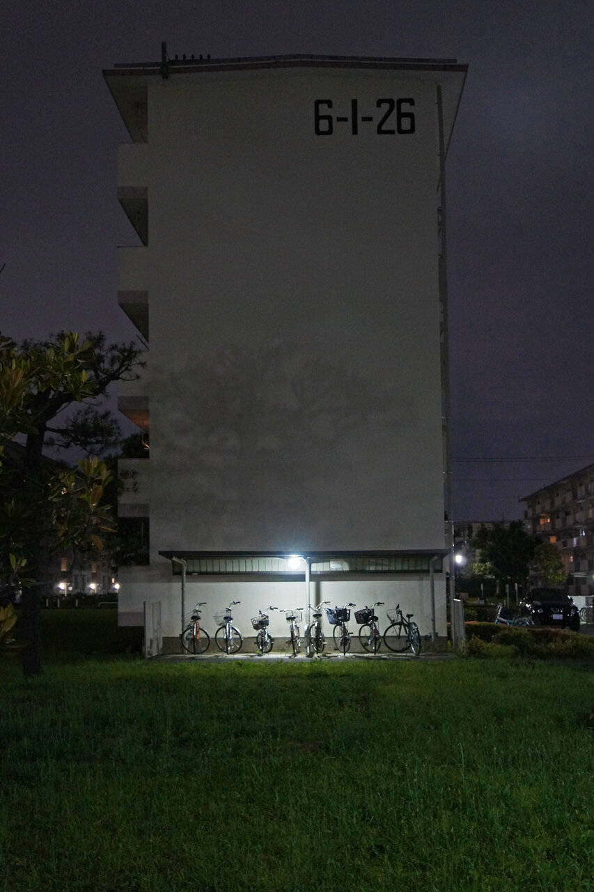 夜散歩のススメ3542 滝山団地 間接照明から左右に漏れる灯り 夜散歩のススメ