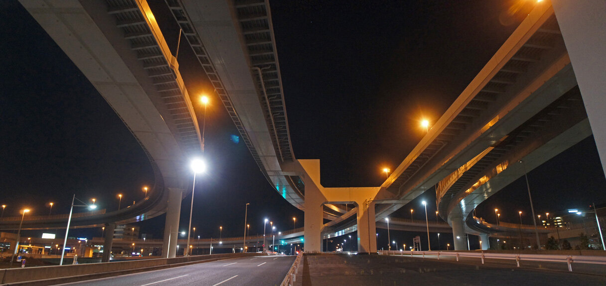 夜散歩のススメ2436 東雲ｊｃｔ アートな橋脚と捻じれガード 夜散歩のススメ