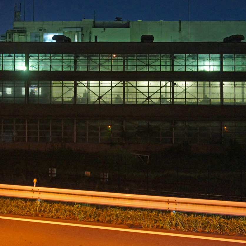 夜散歩のススメ2305 工場建物の幻想的な影 夜散歩のススメ 夜散歩のススメ2305 工場建物の幻想的な影 夜散歩のススメ